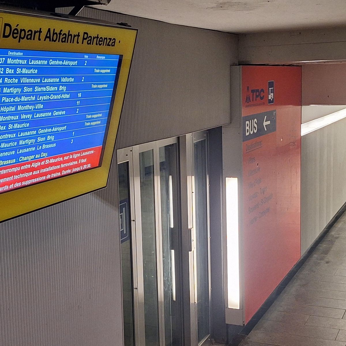 Des bus de remplacements ont été mis en place pour rallier Aigle et St-Maurice.