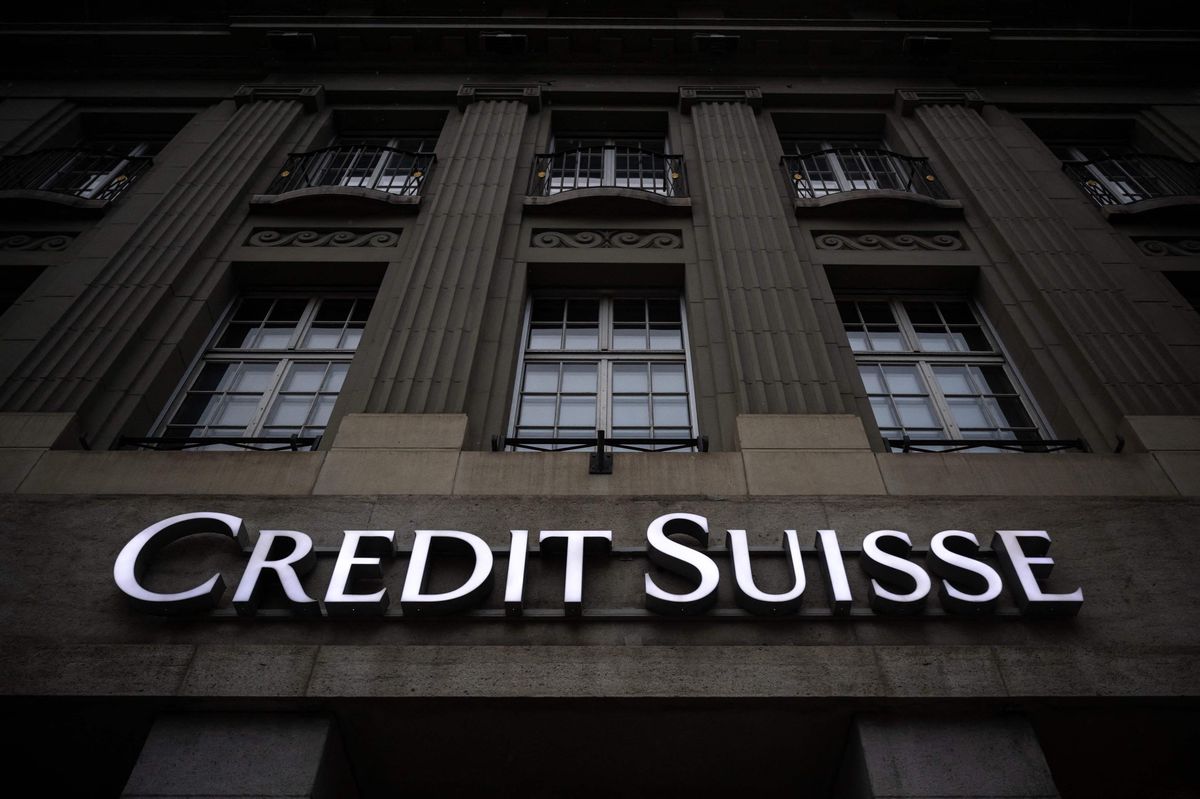 La façade de Credit Suisse à Berne, peu après l’annonce de la reprise par UBS. (Photo by Fabrice COFFRINI / AFP)