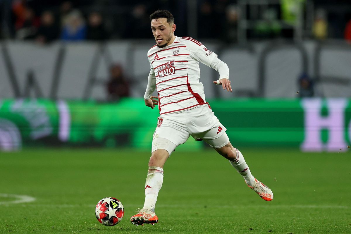Mathias Pereira Lage du Stade Brestois, en action avec le ballon lors du match de la Ligue des Champions contre le FC Shakhtar Donetsk à Gelsenkirchen, Allemagne.