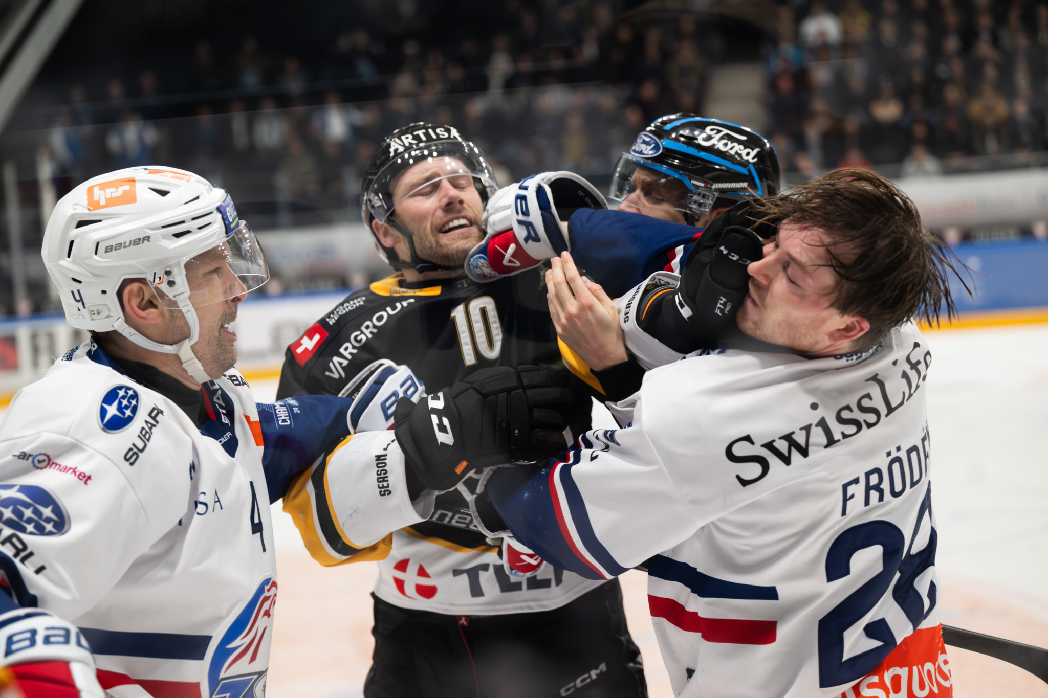 Patrick Geering und Jesper Froeden (ZSC Lions) in einer Rudelbildung mit Jiri Sekac (HC Lugano) beim Playoff-Spiel in der Corner Arena, Lugano.