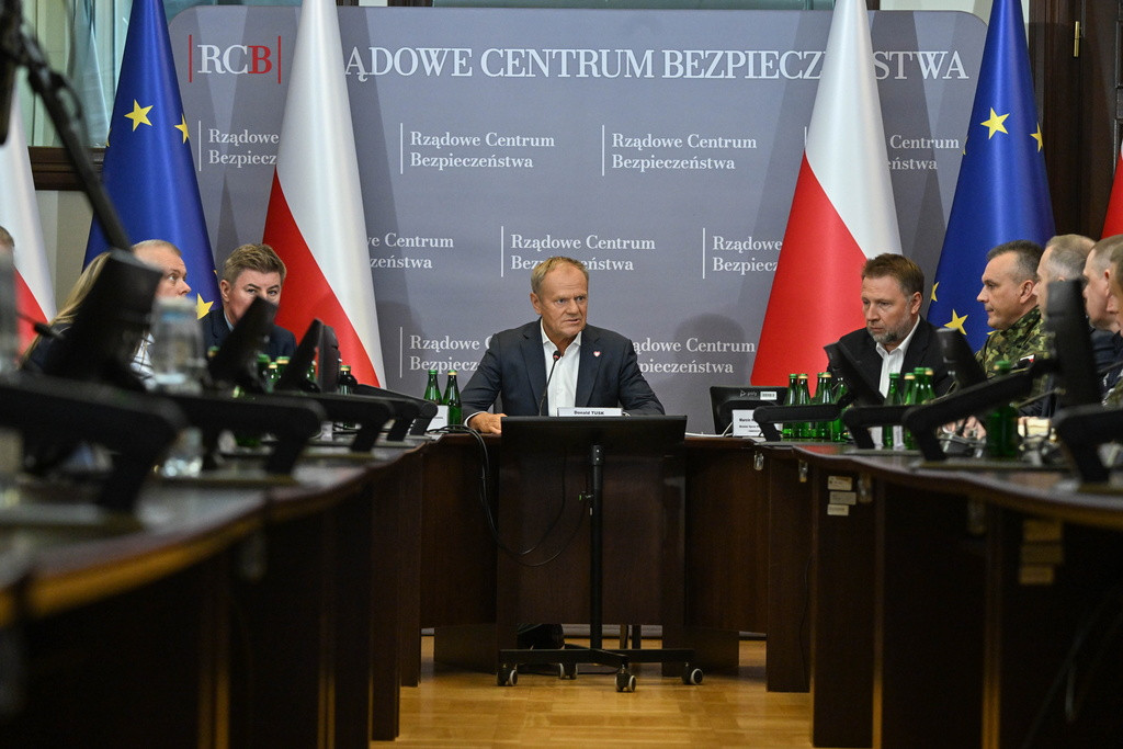Premier Polski Donald Tusk podczas briefingu w Rządowym Centrum Bezpieczeństwa (RCB) w Warszawie po atakach rosyjskich dronów w pobliżu granicy z Polską. Premier Polski Donald Tusk podczas briefingu w Rządowym Centrum Bezpieczeństwa (RCB) w Warszawie po atakach rosyjskich dronów w pobliżu granicy z Polską.