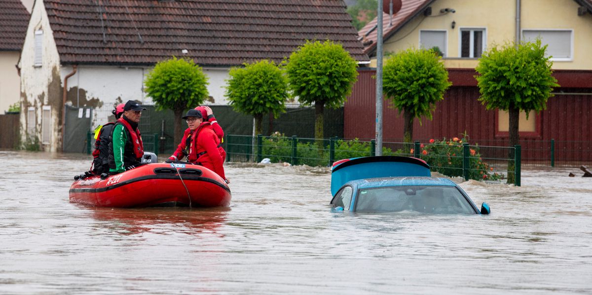 01.06.2024, Bayern, Babenhausen: Die Wasserwacht fährt mit einem Schlauchboot durch eine überflutete Straße. Nach den ergiebigen Regenfällen der letzten Tage gibt es Hochwasser in der Region. Foto: Stefan Puchner/dpa +++ dpa-Bildfunk +++ (KEYSTONE/DPA/Stefan Puchner)