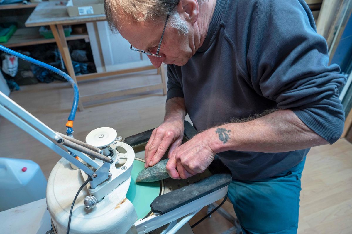Pour travailler la jadéite, Pascal Limito utilise des machines qu’il a construites lui-même comme cette «couscoussière», un tour maitre né de l’association d’une meuleuse, d’une partie de jerrycan et d’une marmite !