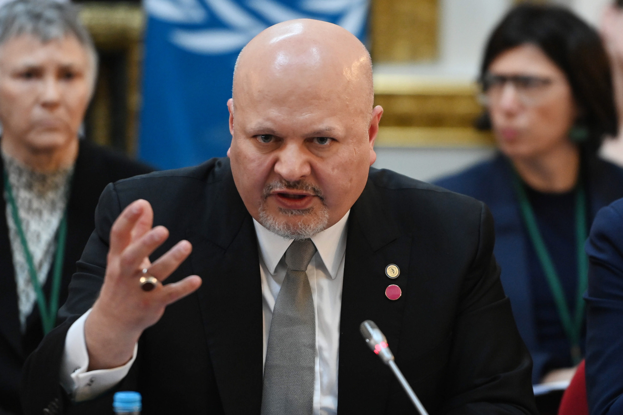 Karim Khan, Ankläger des IStGH, spricht auf der Justizministerkonferenz in London, unterstützt von UK und Niederlanden, 20. März 2023.