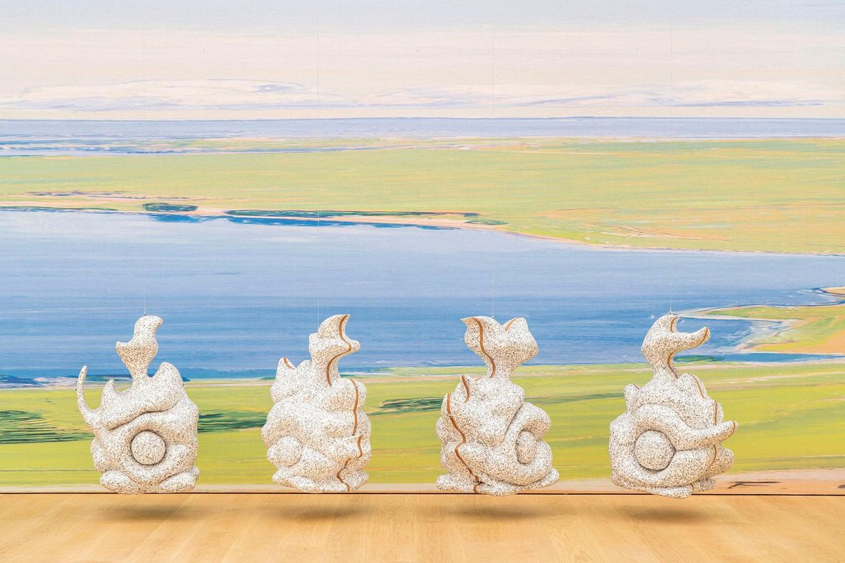 La vue du Léman depuis Chexbres de Ferdinand Hodler (conservée au MCBA) sert de toile de fond et d’indice géographique pour cette exposition dans laquelle Denis Savary montre plusieurs pièces (ici: «Hanoï») 