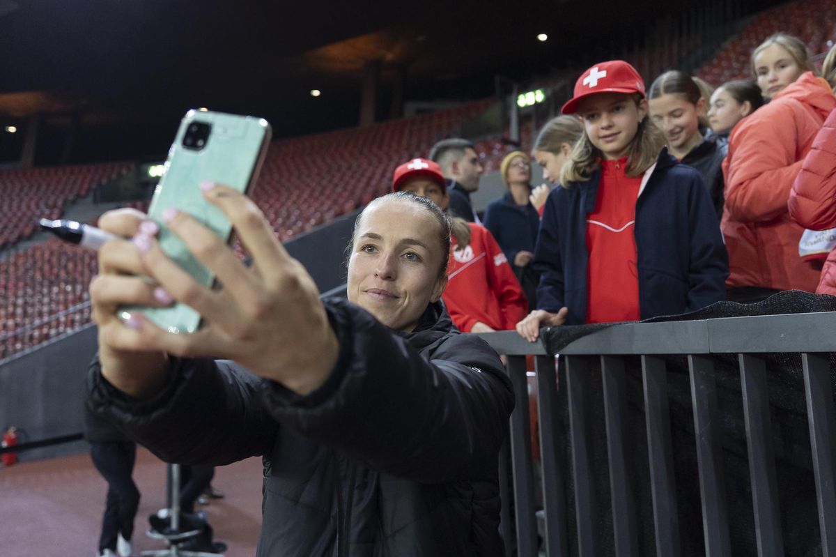 Lia Waelti prend une photo selfie après le match amical de football entre la Suisse et l'Australie au stade Letzigrund à Zurich.