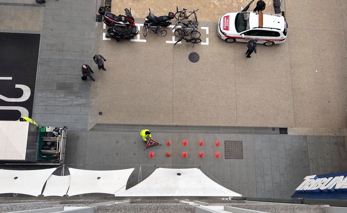 La municipalité fait enlever les arceaux pour vélos sur le trottoir devant la Tribune de Genève