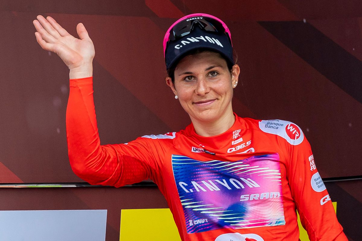 Elise Chabbey, vêtue de la tenue Canyon/Sram Racing, célèbre sur le podium avec le maillot du prix de la montagne lors de la 3e étape de la Tour de Suisse Women 2024 à Champagne.