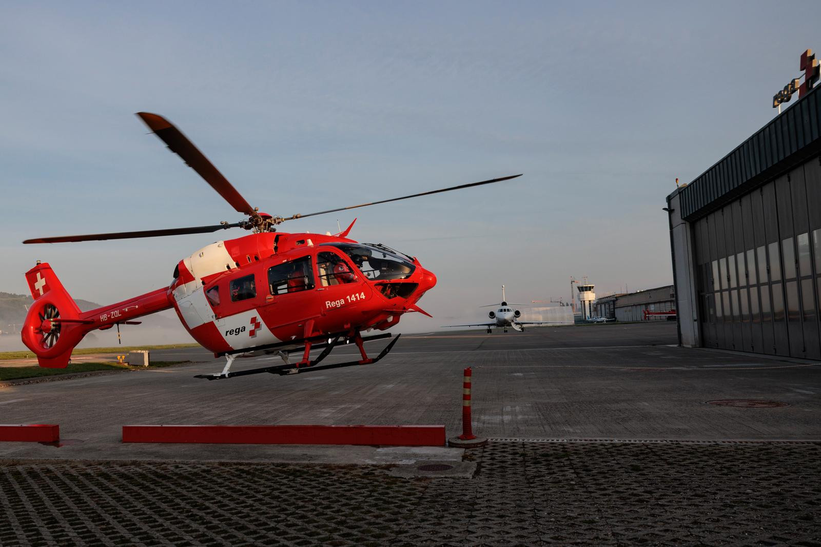 Arbeitsunfall in Horgen: 19-Jähriger wird in Autogarage zwischen Fahrzeug und Wand eingeklemmt