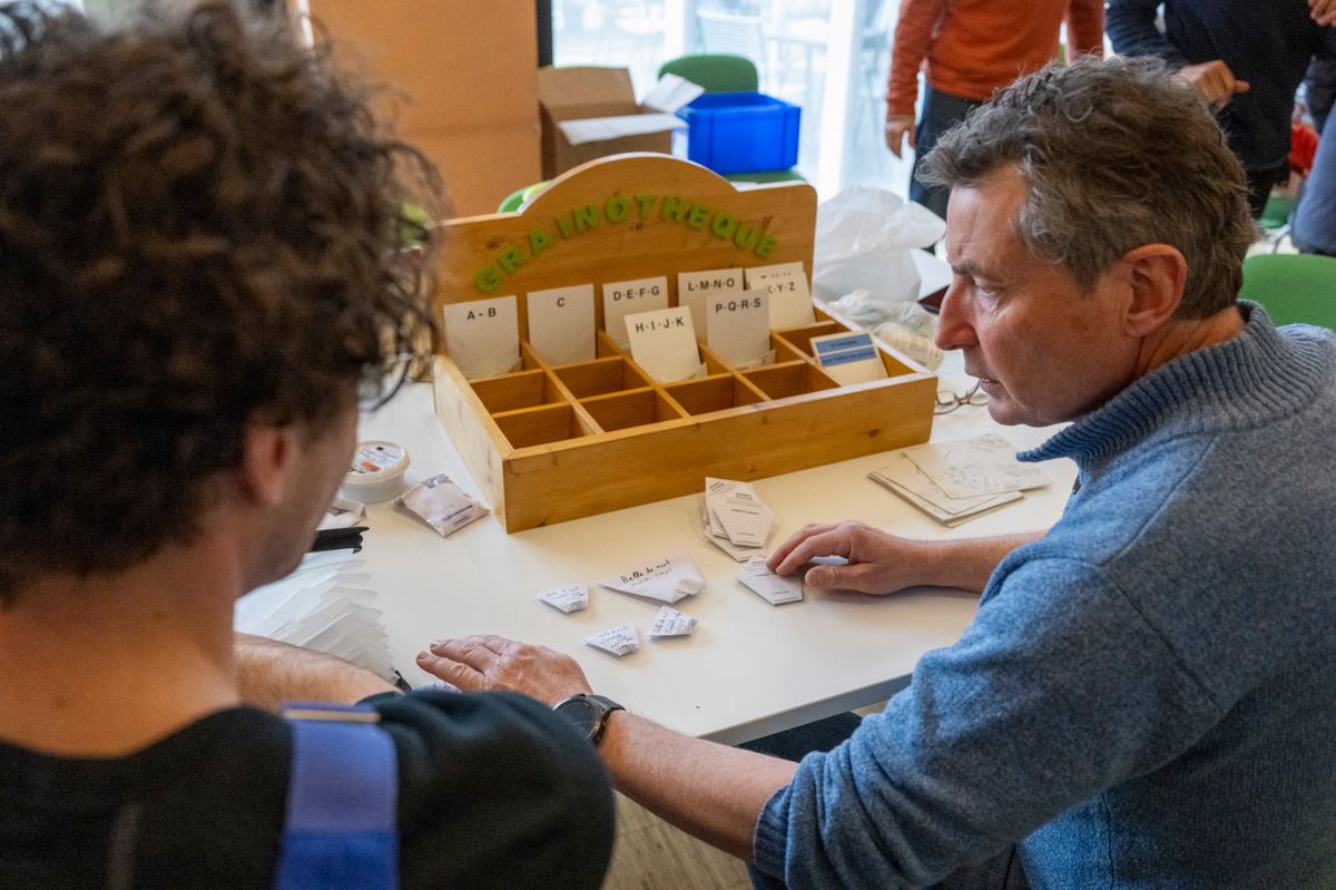 Vevey, le 09 mars 2024, Bourse aux graines à la bibliothèque municipale. ICI, Robin (lunettes) fait le tri de ses semis et les dispose dans la Grainothèque. ©Florian Cella/24H