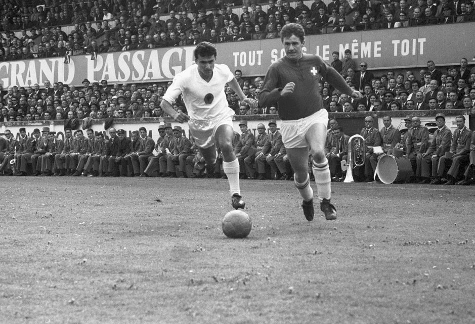 1965 Noch so eine Perle aus dem Archiv: Stürmer Rolf Wüthrich im Zweikampf mit einem albanischen Gegenspieler. Die Schweiz gewinnt das WM-Qualifikationsspiel gegen Albanien auf der Charmilles von Genf 1:0.