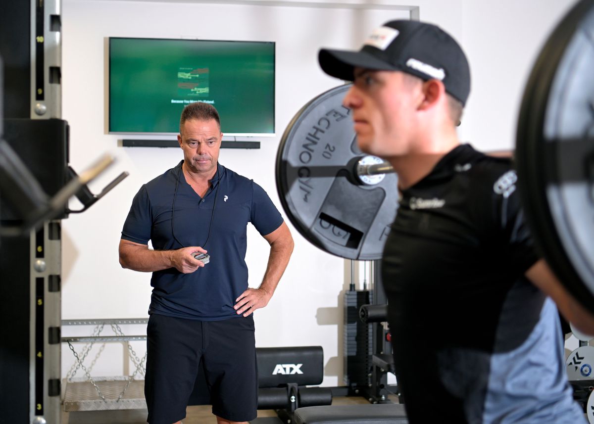 Florian Lorimier, préparateur physique, observe le skieur Rémi Cuche, cadre B de Swiss-Ski, en plein entraînement en salle de musculation à Auvernier le 23 septembre 2024.