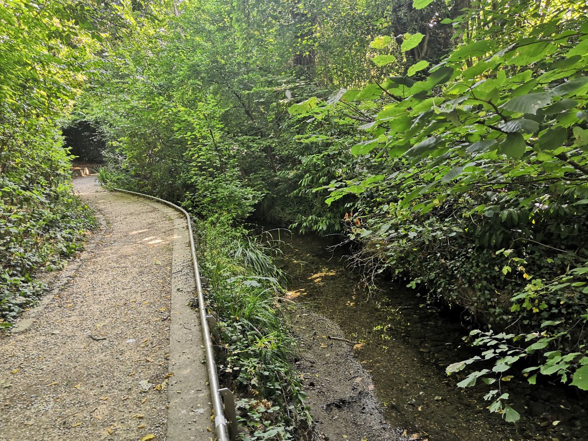 Le cheminement le long du Voiret, ici à la hauteur du parc public du Voiret, pourvu d’un espace de jeu pour enfants.