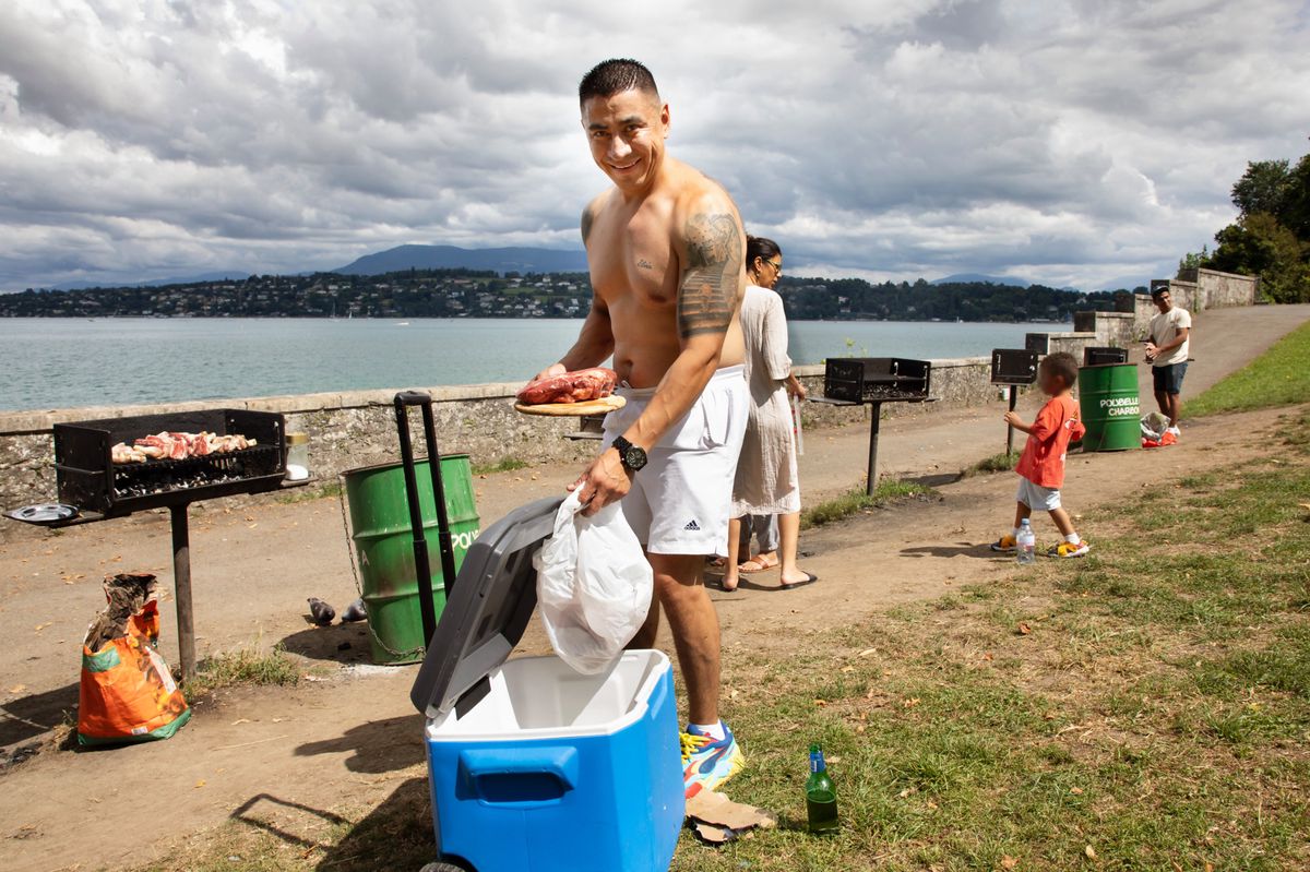 Genève le 21.07.2024, Parc de la Perle du lac, zone de grillades, Cristian est venu profiter des structures © Georges Cabrera