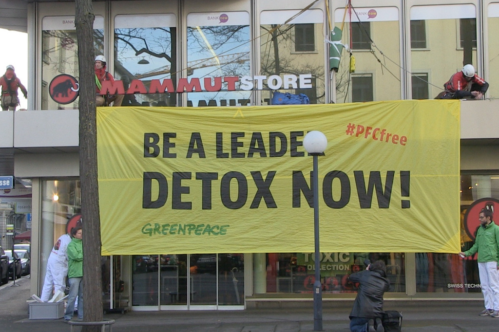 Greenpeace-Aktivisten stürmen Outdoor-Geschäft