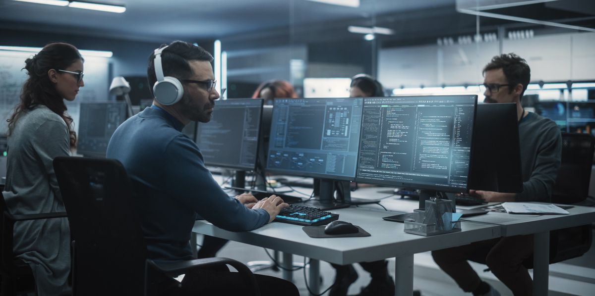 Équipe de jeunes professionnels talentueux travaillant dans une agence de recherche et développement technologique. Une jeune développeuse travaille avec un logiciel d’IA et cartographie un ensemble de données du réseau neuronal technique.