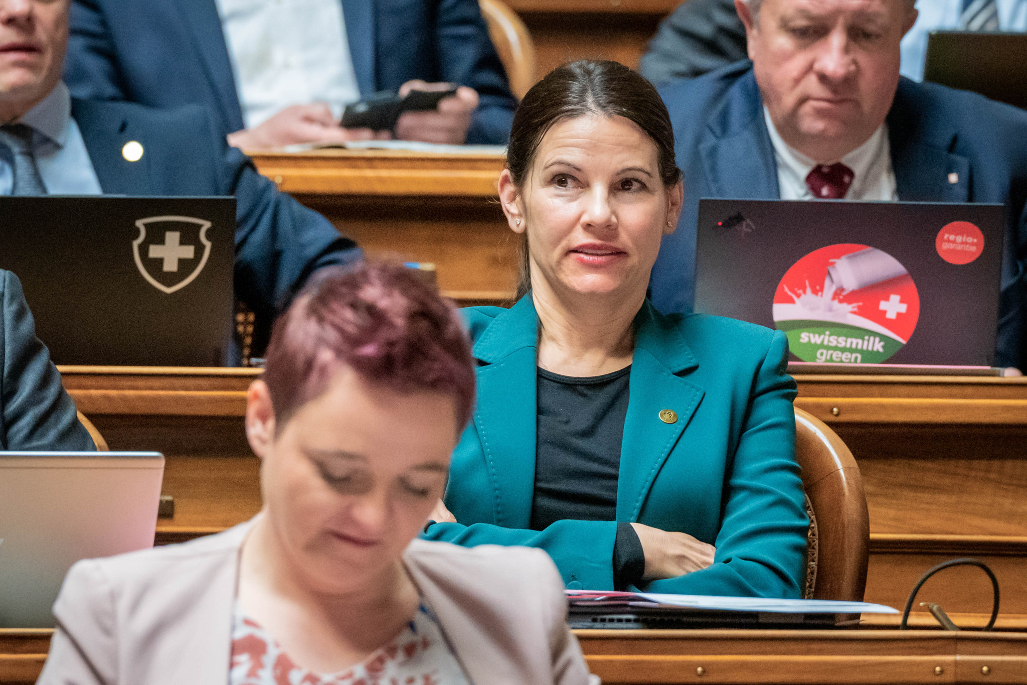 Nina Fehr Düsel von der SVP sitzt während der Frühjahrssession 2025 im Schweizer Bundeshaus.