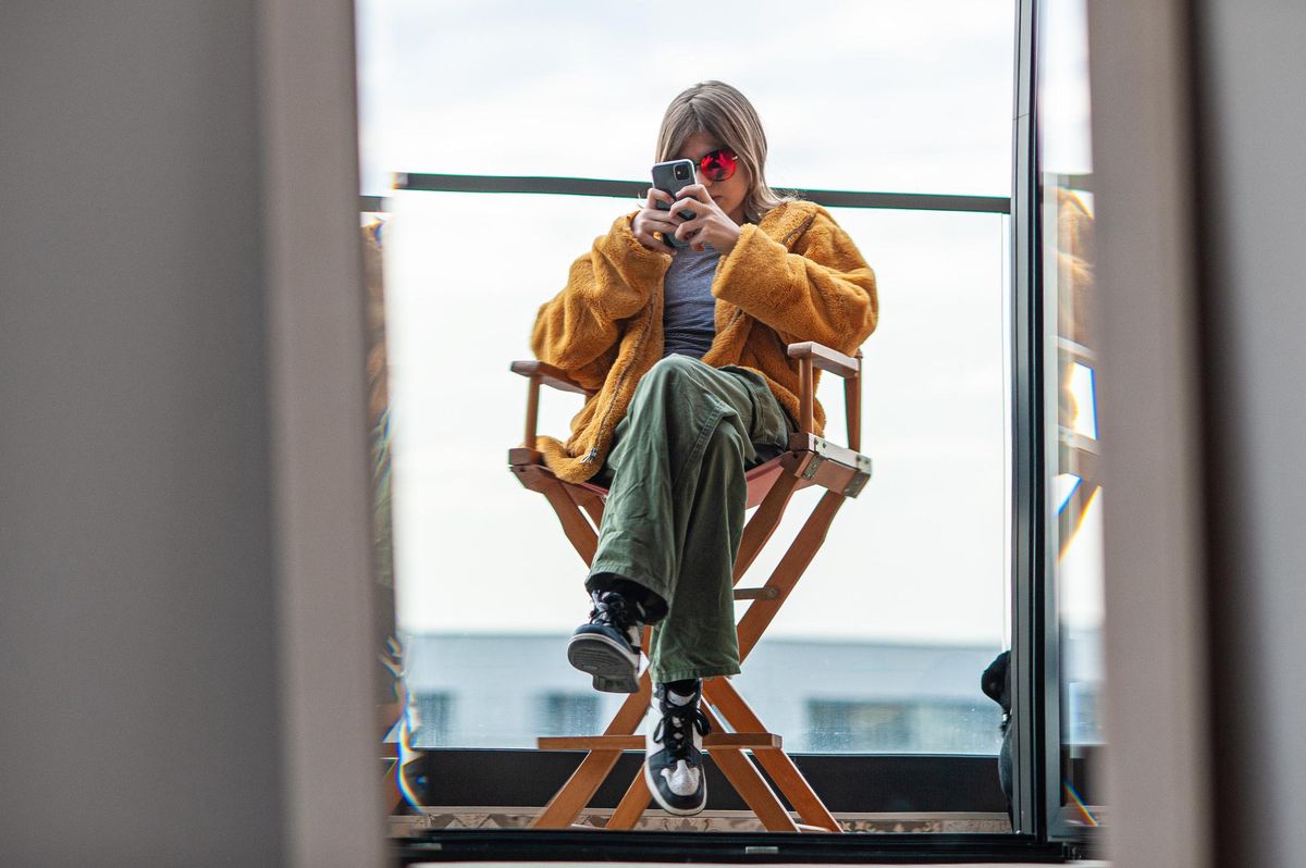 Sitting position That's why you shouldn't cross your legs when sitting