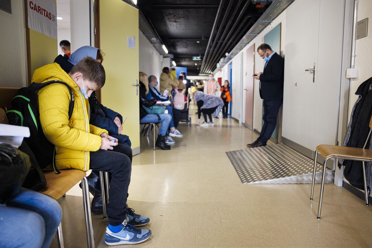 Des réfugiés attendent leur enregistrement ce jeudi 17 mars au Centre federal d’asile de Boudry (NE).