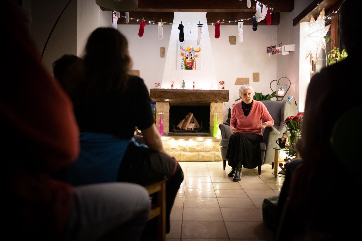 Veillée de l’Avent à Russin, chez les Lüthi, le lundi 19 décembre. L’auditoire écoute avec une attention extrême les trois contes emboîtés les uns dans les autres que récite avec talent Françoise Flores.