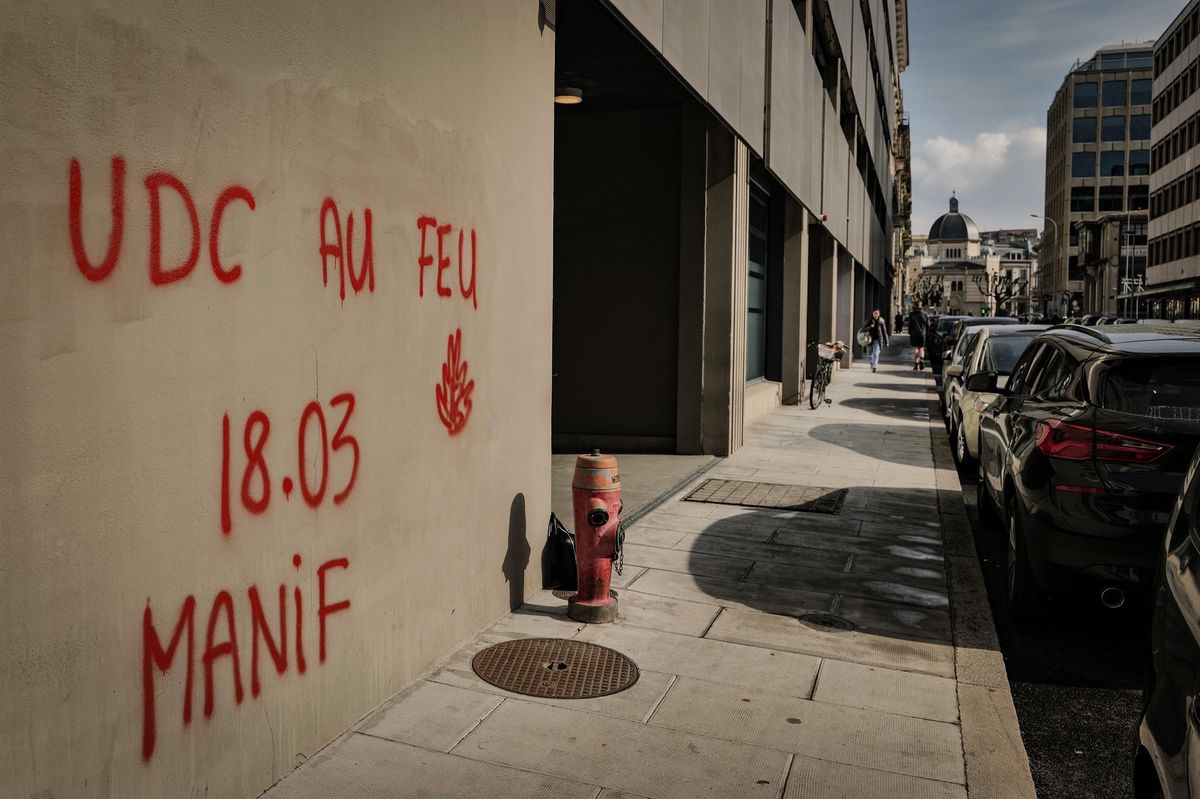 Genève, le 23 février 2023.  Rue de la Synagogue. Un tag annoncant une manifestation contre la venue de l'UDC à Genève le 18 mars. Il y en a eu plusieurs autres.