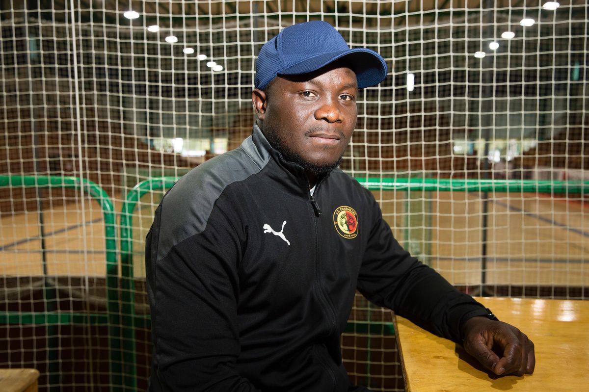 Genève, le 13 octobre 2024.
Centre sportif du Bout-du-Monde.
Kodjo, requérant d'asile, vient d'être régularisé avec le soutien de son club de futsal, l'A.S. Charmilles.
©Frank Mentha