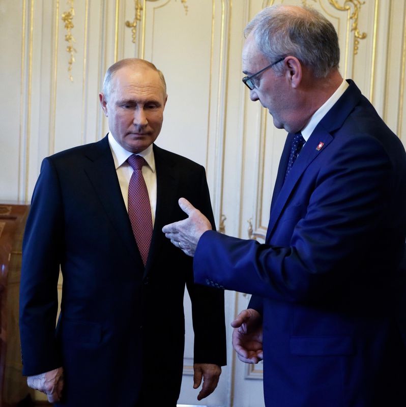 Russlands Präsident Wladimir Putin spricht mit dem Schweizer Präsidenten Guy Parmelin bei der Ankunft in der Villa La Grange zum US-Russland-Gipfel in Genf, Schweiz, am 16. Juni 2021.