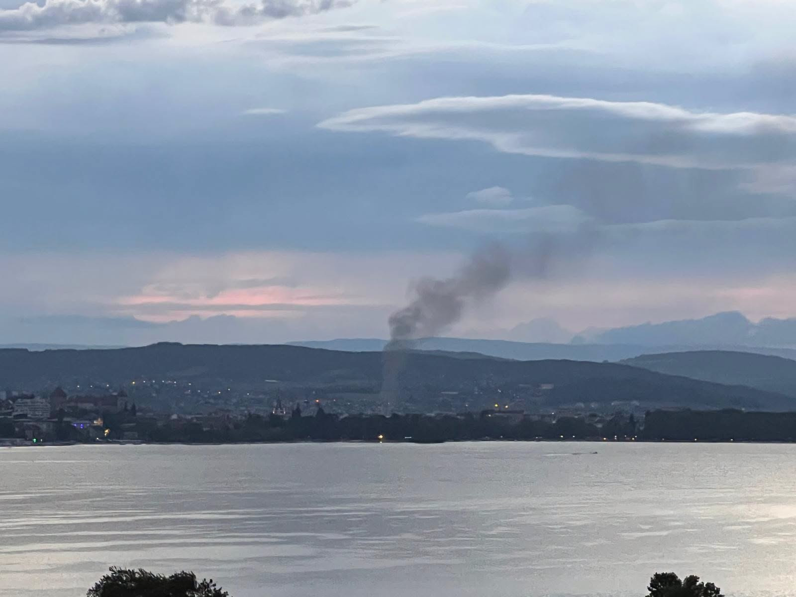 Épaisse fumée: Un chalet de 100 m² ravagé par les flammes près d’Annecy