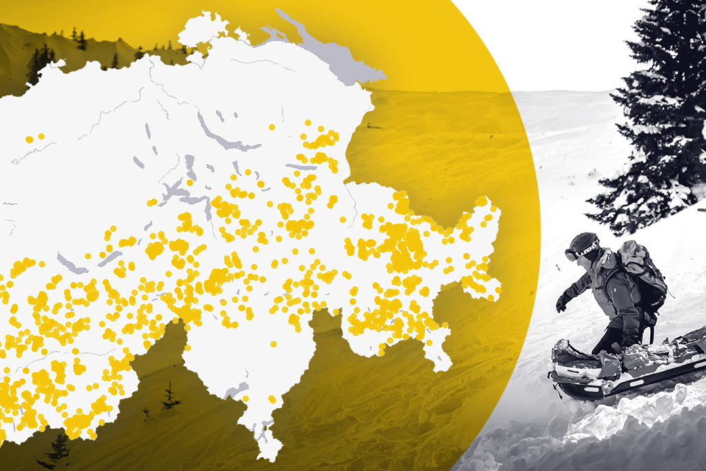 Un secouriste participe à un exercice d’avalanche sur le Glacier 3000, organisé par Rega et le SARO, cherchant une victime parmi la neige.