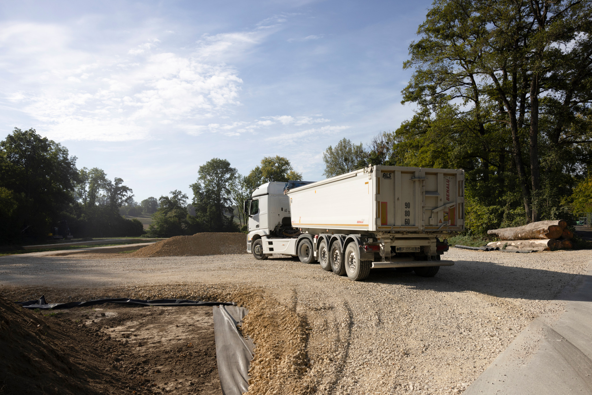 Aberration apparente: Des camions français intriguent sur un chantier de renaturation de la Venoge