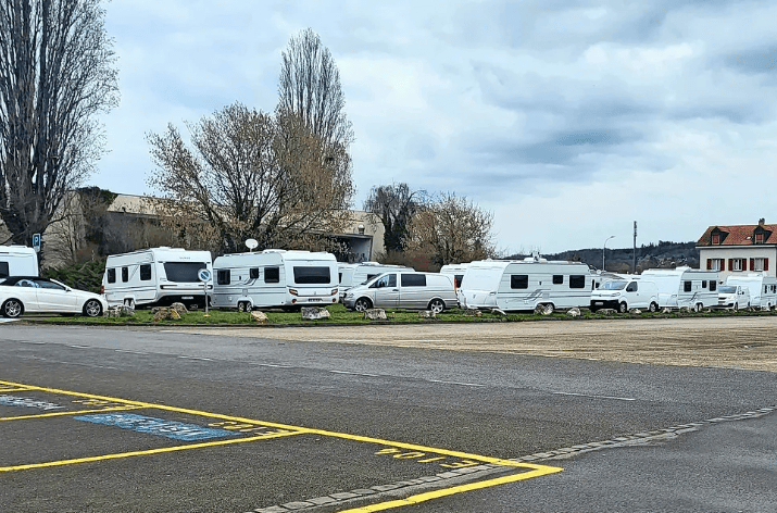 Installée au préalable à Yverdon, la vingtaine de caravanes a déménagé à Avenches le 13 mars dernier.