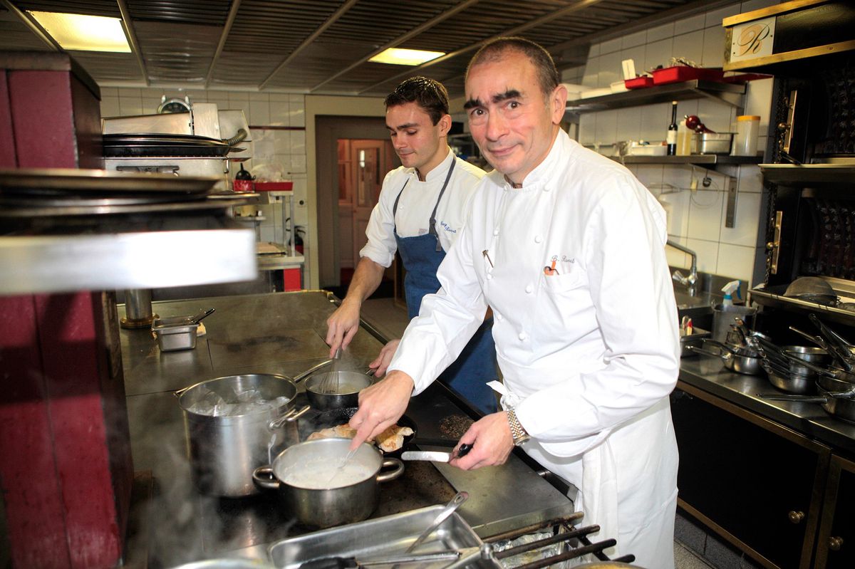Récompensé par le Gault et Millau, Michelin ou encore Relais et Château, Bernard Ravet (à droite, ici à Vufflens, le 26 novembre 2009), grand chef à l'Ermitage, ne remettra pas les clés de l’établissement à son fils Guy (à gauche, deuxième plan), qui s’envole vers de nouvelles explorations.