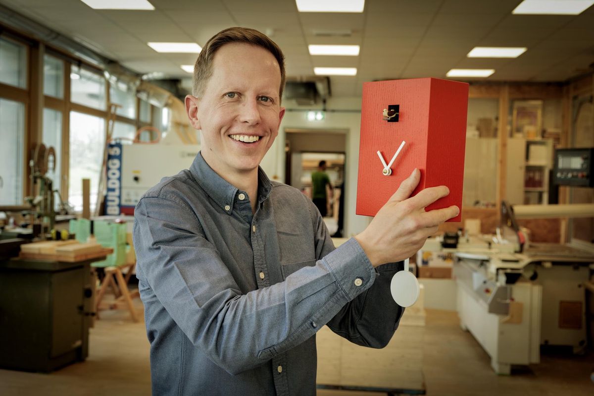 Genève, le 5 mai 2023. Vernier. Soren Henrichsen, un designer genevois dont les coucous sont exposés dans le bureau de la présidence Suisse du Conseil de sécurité de l’ONU, à New York.