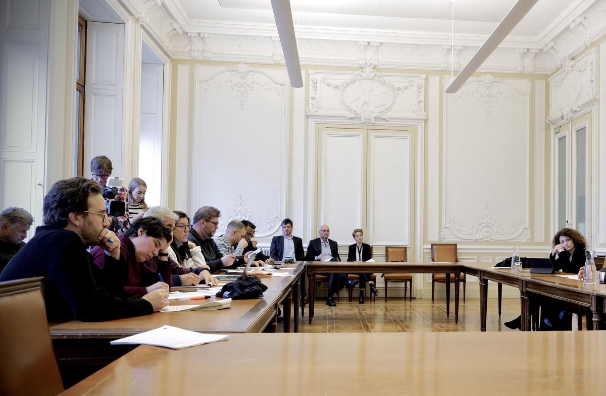 Conférence de presse à Genève sur la nomination du recteur de l’université, avec des journalistes et des membres du conseil d’état présents.