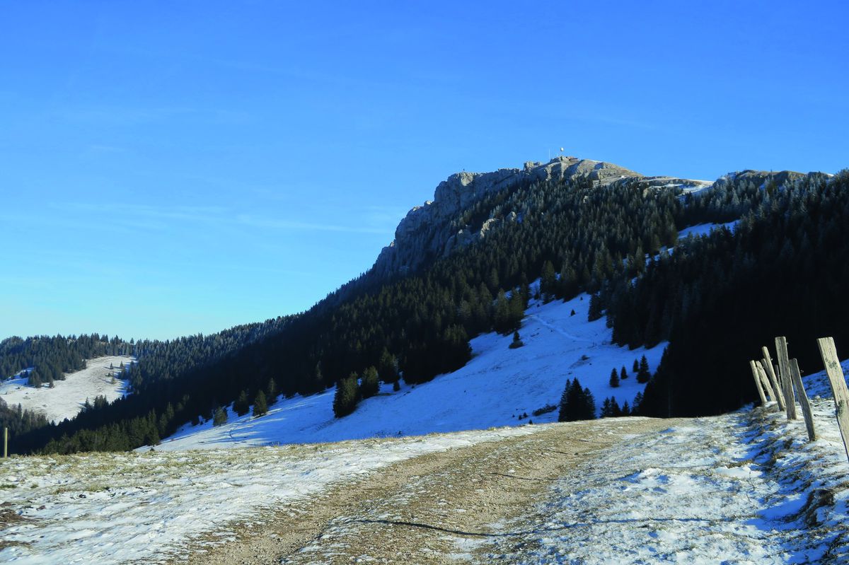 Méconnue, la face nord du Chasseron (1607 m) en impose.  Plus bas, le vallon de Noiveaux et le col des Etroits recèlent des traces archéologiques héritées du passage de l’homme à travers les siècles.
