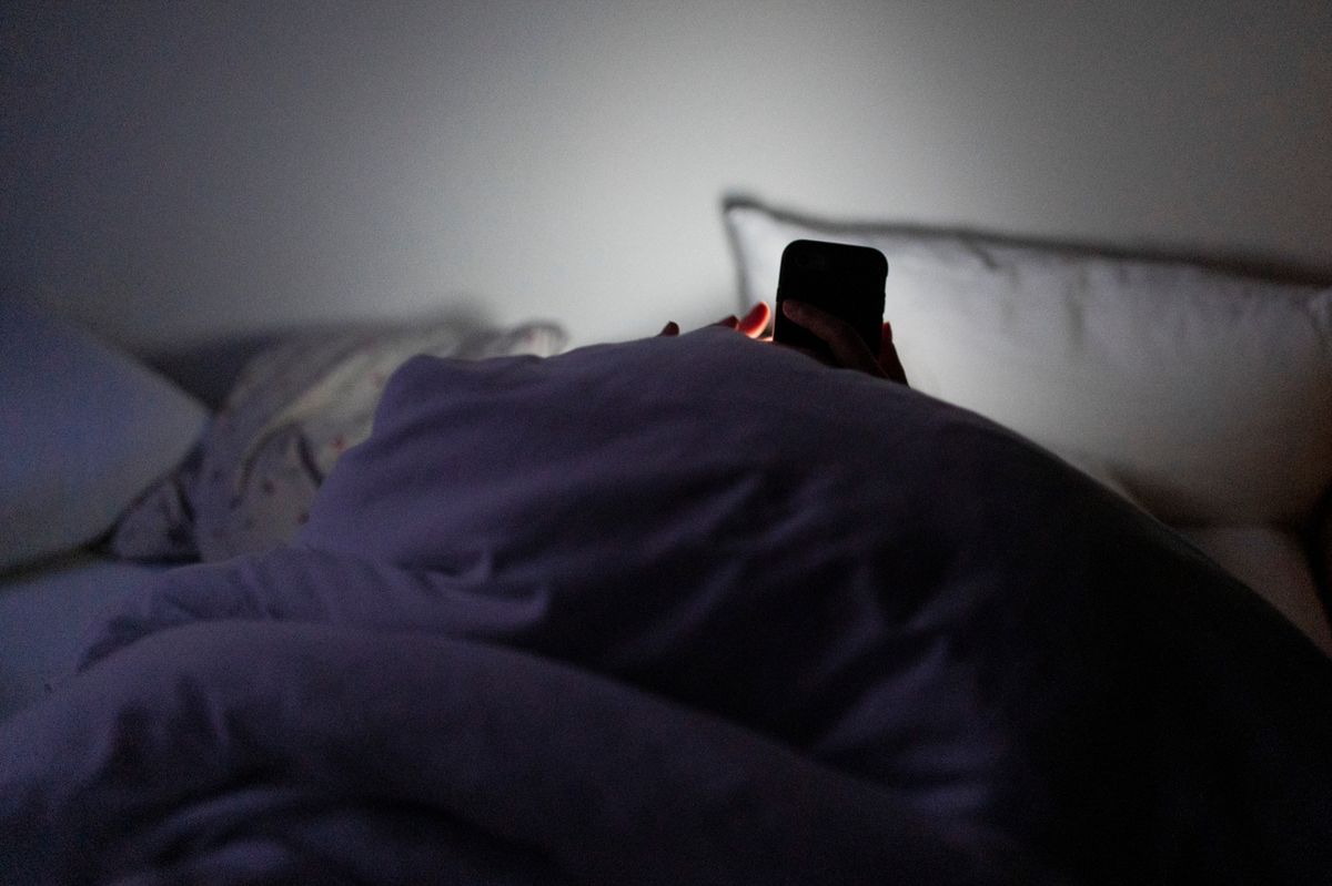 Wie Weit Handy Beim Schlafen Weglegen Schlafprobleme: Das Smartphone gehört nicht ins Schlafzimmer