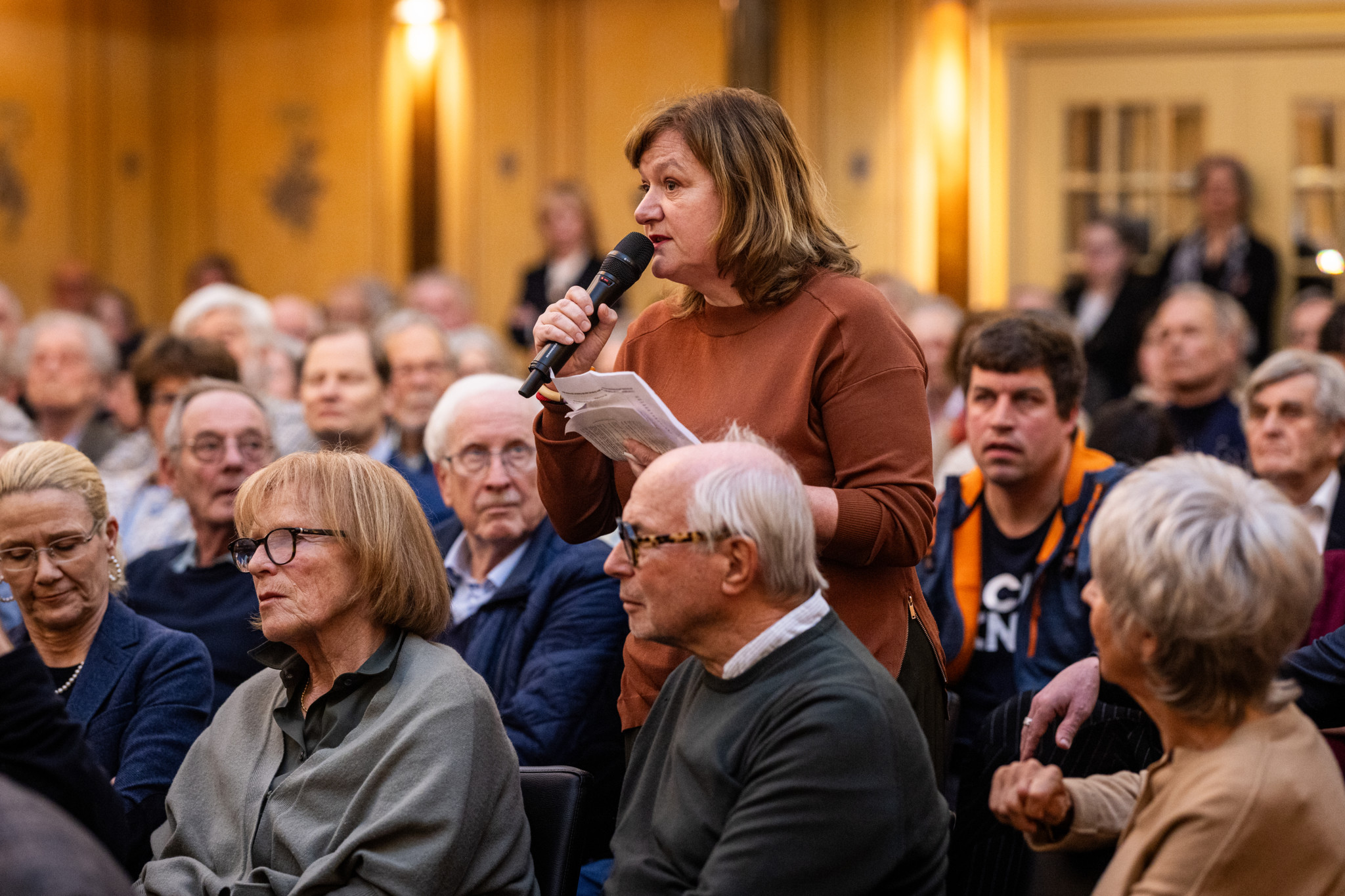 Manuela Moser, entlassene Redaktorin des «Küsnachter», spricht am Wahlpodium in Küsnacht.