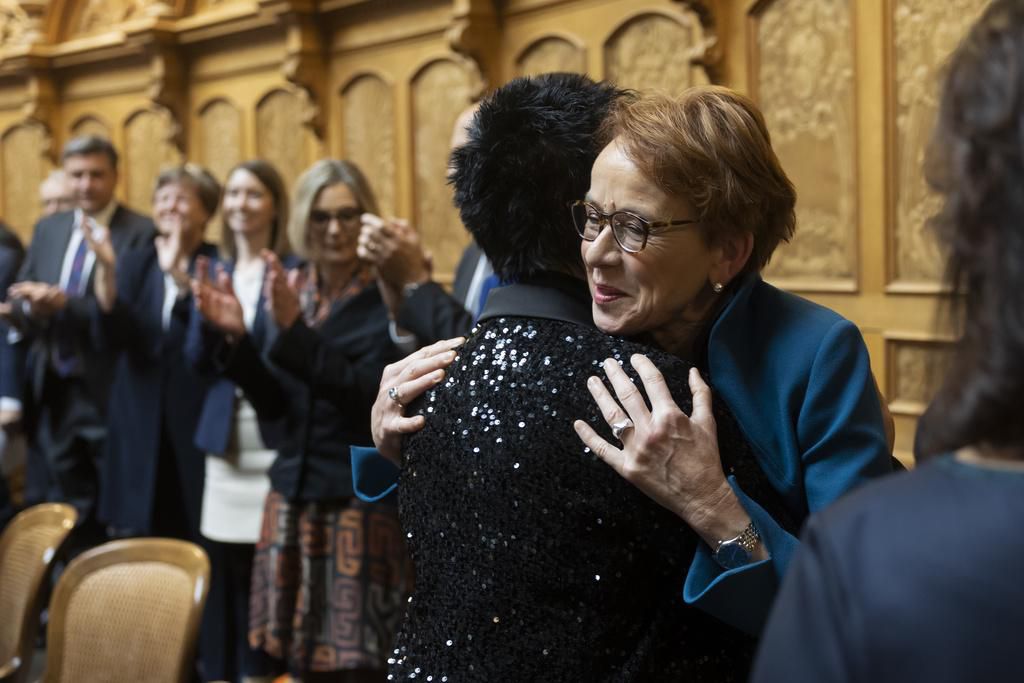 Sandra Sollberger (UDC) à gauche, enlace la candidate du PS Eva Herzog à droite, après l’élection de remplacement au Conseil fédéral par l’Assemblée fédérale.