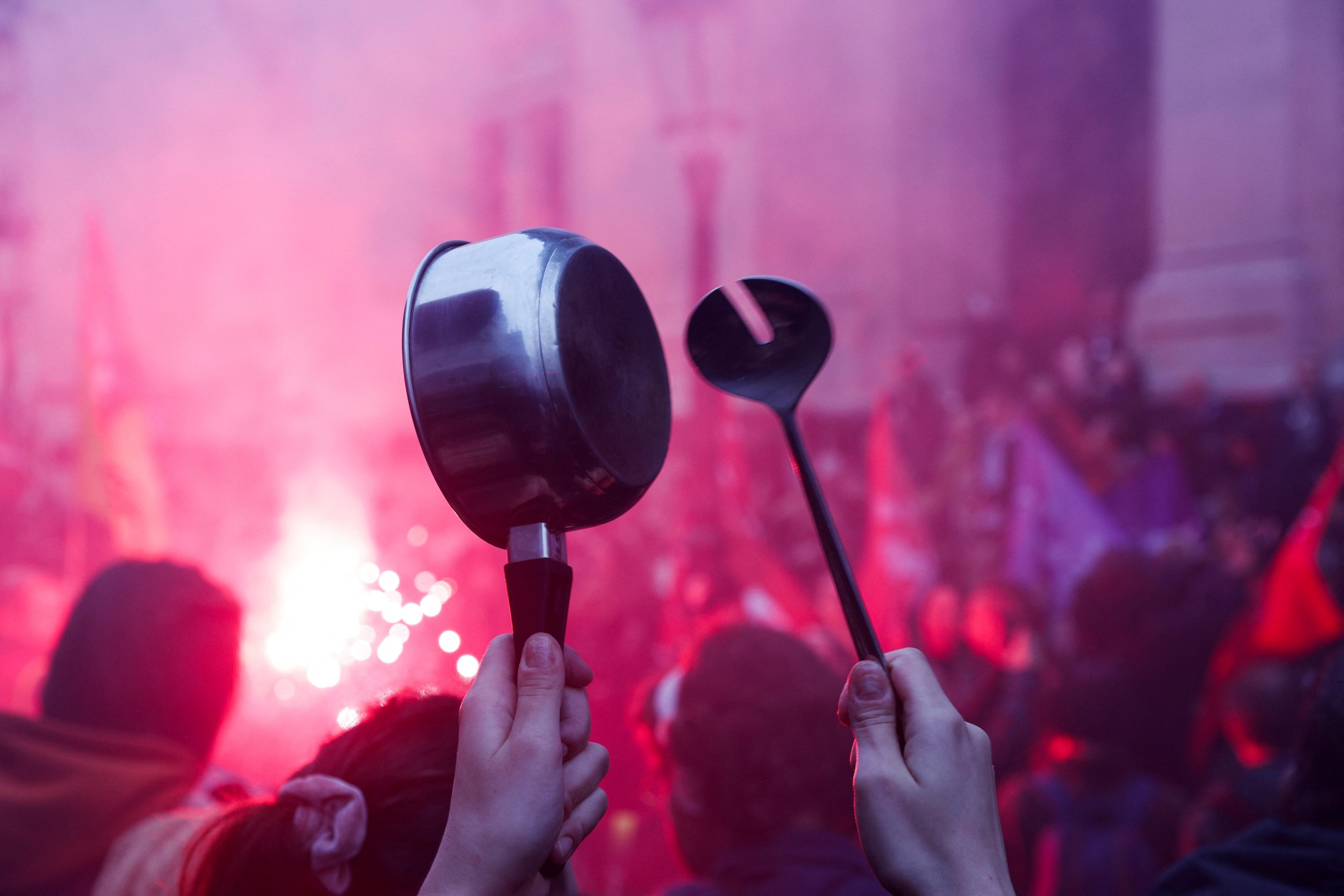 france-des-concerts-de-casseroles-pour-protester-contre-emmanuel