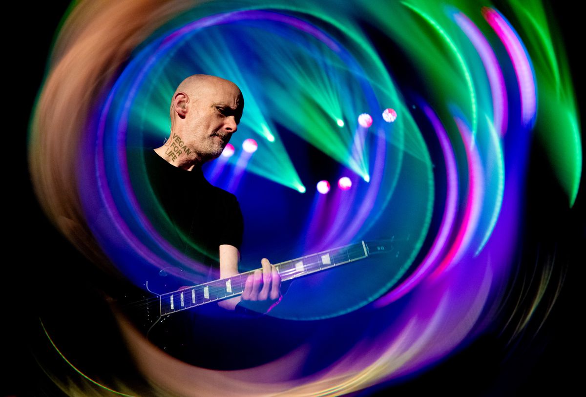 Performance de Moby à l'O2 Apollo Manchester le 18 septembre 2024, avec des effets visuels spéciaux et des lumières vibrant autour de lui.