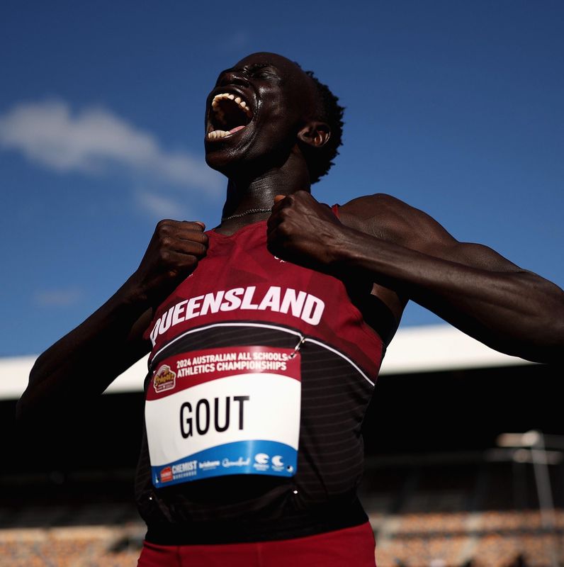 Athlète Gout Gout de Queensland célébrant sa victoire au 100m U18 lors des Championnats Australiens Scolaires 2024 à Brisbane.