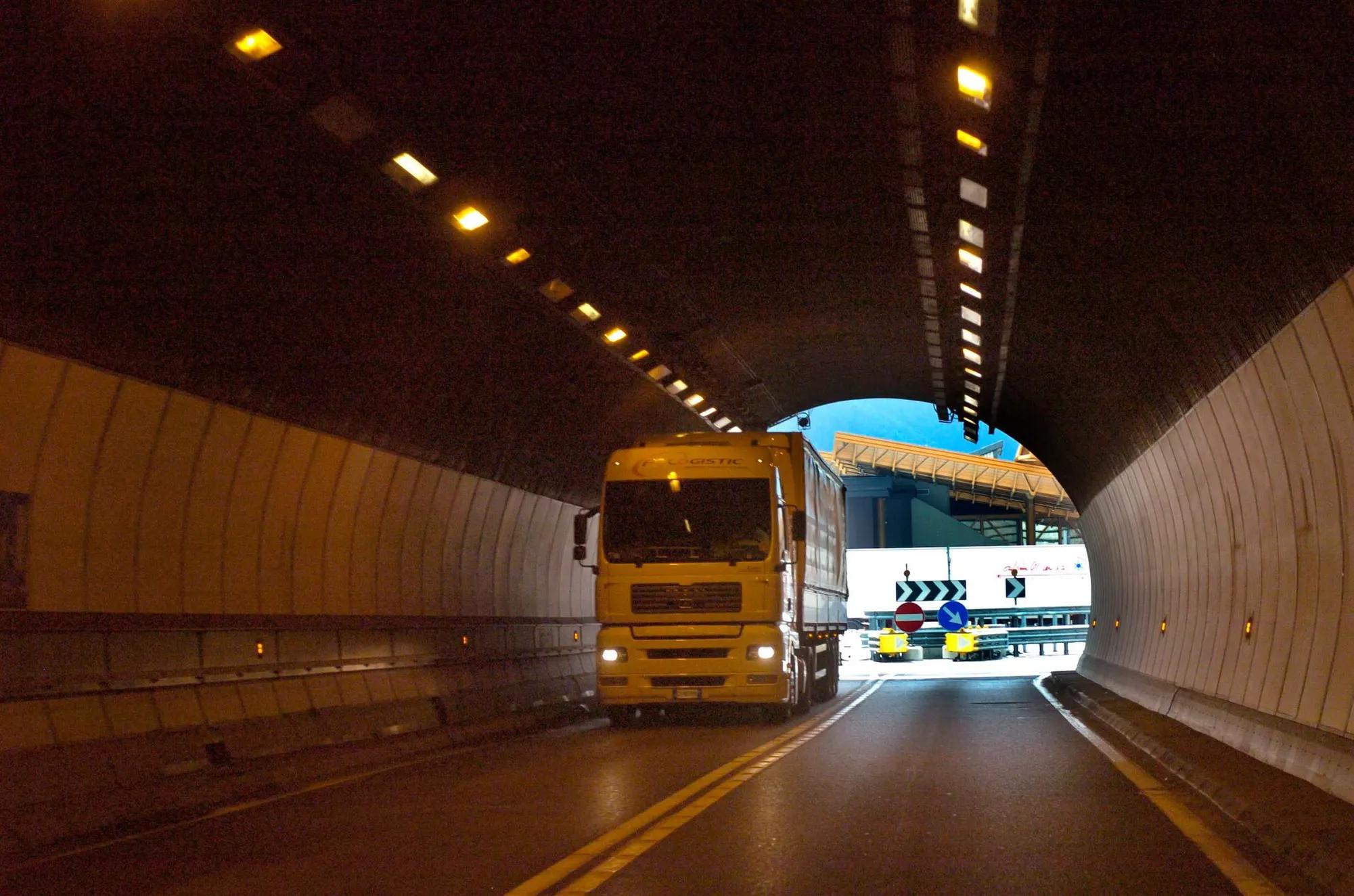 Depuis le  1er janvier, cela coûte plus cher de rendre en italien par le tunnel du Mont-Blanc.
