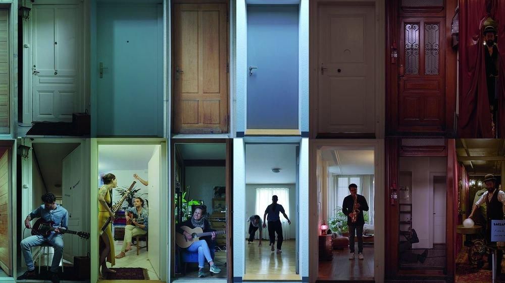 Chaque porte cache un secret. 