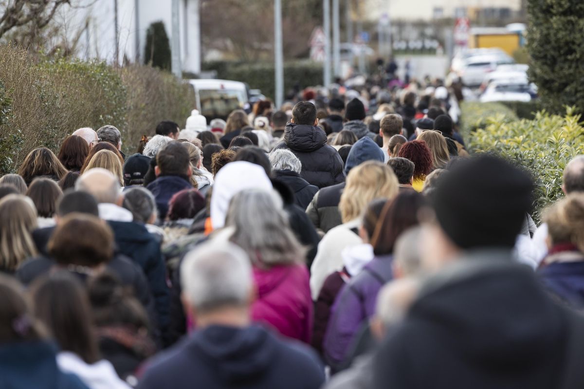 Plusieurs centaines de personnes ont marché silencieusement pour rendre hommage aux victimes du drame familial d’Yverdon.