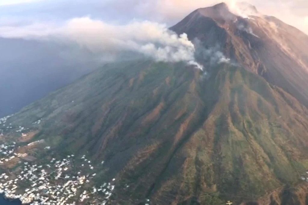 Après l'éruption du Stromboli, l'île est sous les cendres