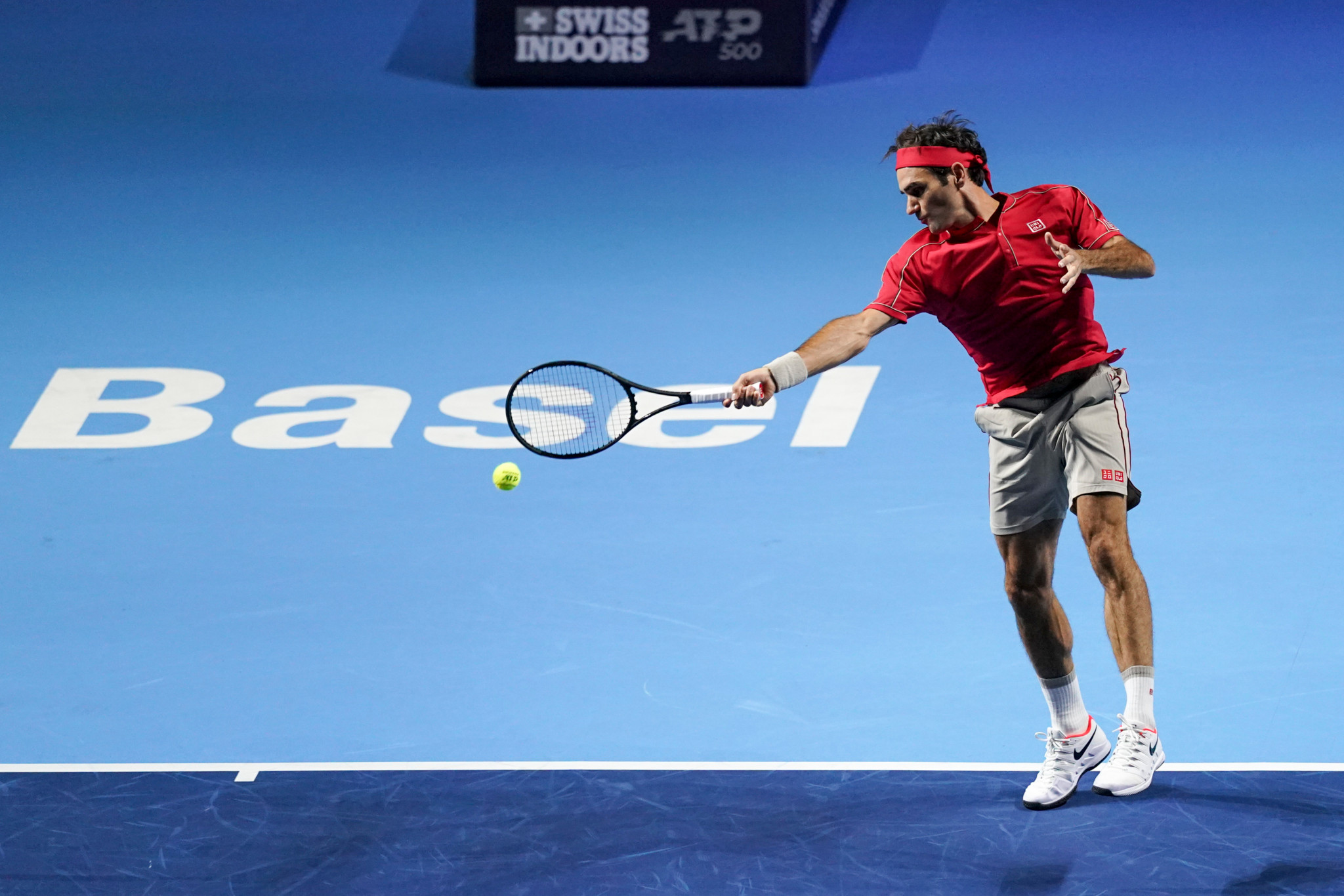 Roger Federer in rotem Shirt schlägt einen Rückhand-Volley bei den Swiss Indoors 2019 in Basel. Roger Federer in rotem Shirt schlägt einen Rückhand-Volley bei den Swiss Indoors 2019 in Basel.
