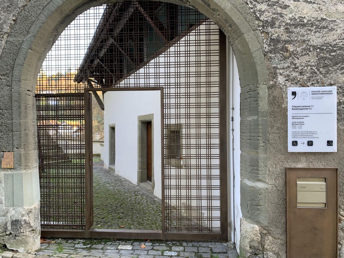 Ex-homme de loi à Fribourg, le quinquagénaire a comparu en début de semaine devant la Cour d’appel pénal. Ne se sentant plus en état d’exercer son métier, il s’était retiré du barreau l’an dernier suite à sa condamnation initiale.