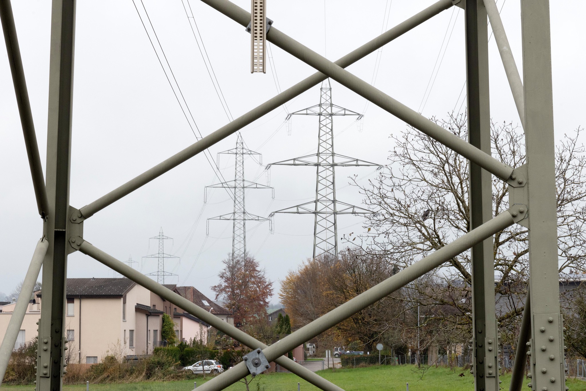 Hochspannungsmasten führen in Samstagern durch ein Wohngebiet. 