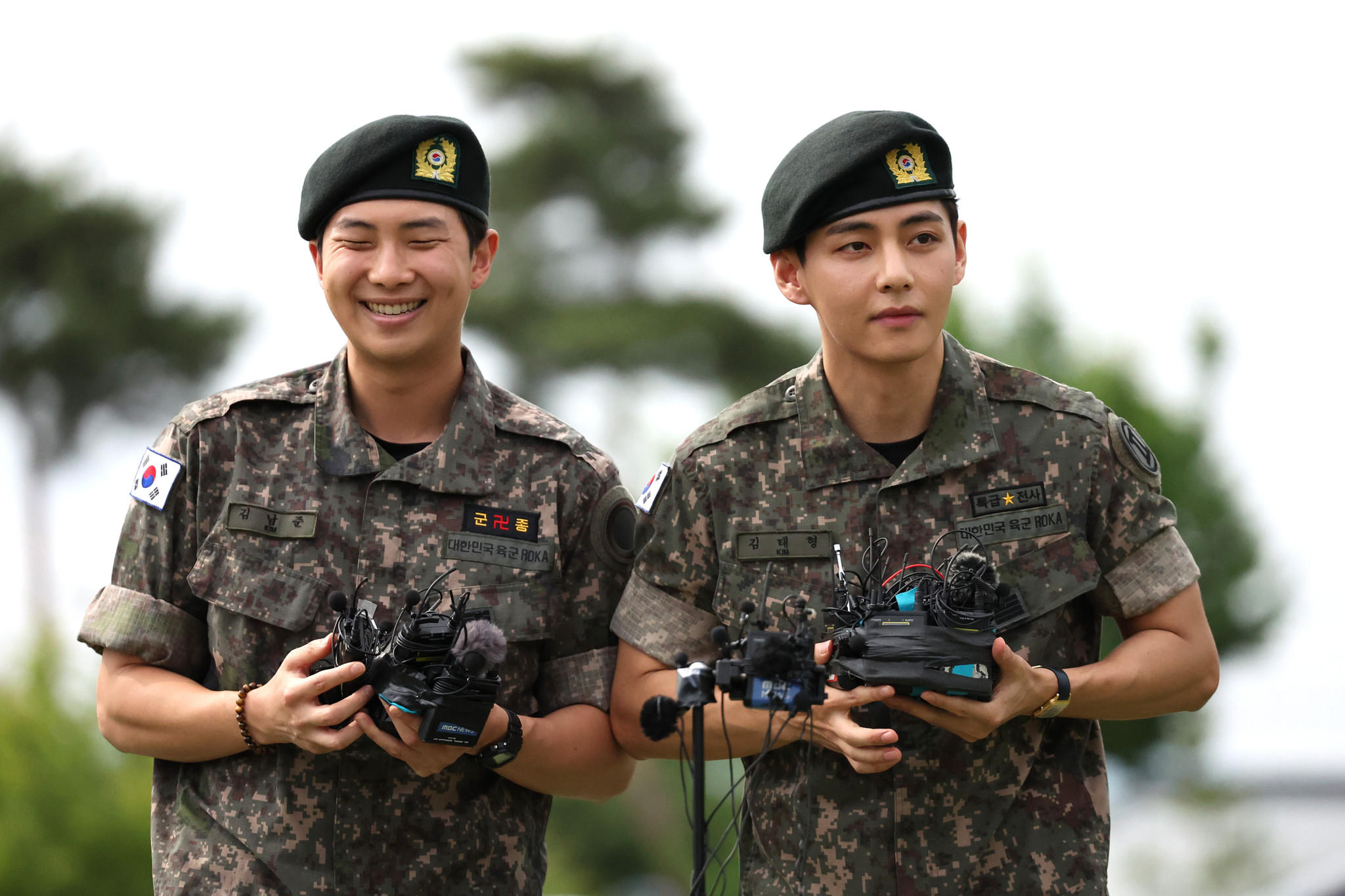 RM und V von der K-Pop-Band BTS posieren in Militäruniformen nach ihrer Entlassung aus dem obligatorischen Militärdienst in Chuncheon, Südkorea.