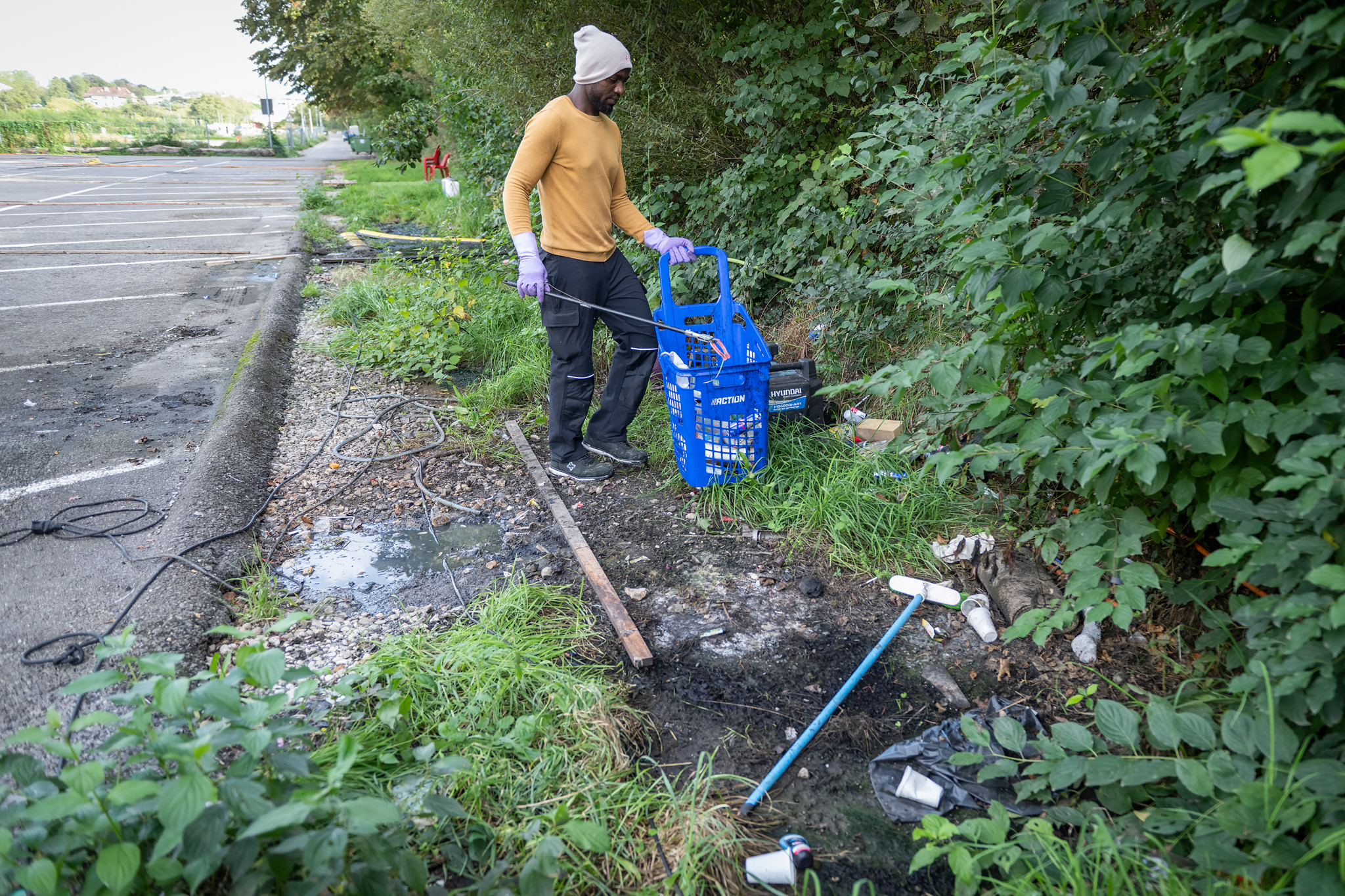 17.09.2023; Lausanne; Les gitans ont quitte le parking de la Bourdonnette; les gens du voyage ont engage un requerant d asile du Burundi Derrick pour faire le menage
Photo Jean-Guy Python